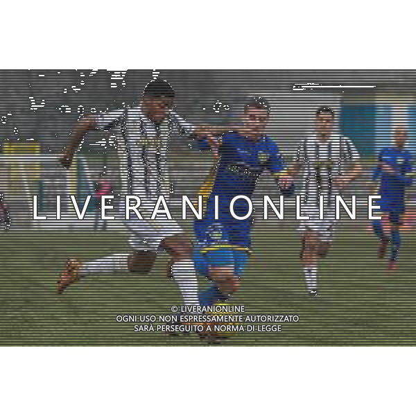 Fabio Fagiolini/LM - Carrarese vs Juventus U23 - Campionato di Calcio Serie C - Lega Pro 2020/2021 09 gennaio 2021 - Carrara, Italia Nella foto: Wesley De Andrade Oliveira (Juventus U23) supera Giacomo Manzari (Carrarese) @LM/Fabio Fagiolini AG ALDO LIVERANI SAS