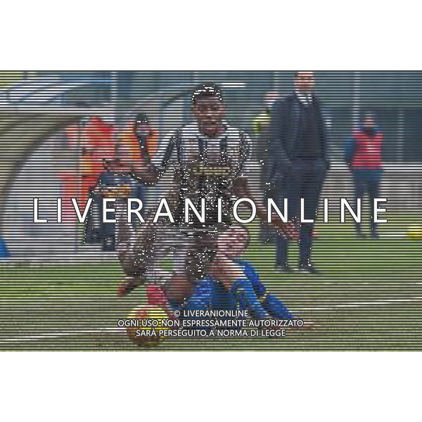 Fabio Fagiolini/LM - Carrarese vs Juventus U23 - Campionato di Calcio Serie C - Lega Pro 2020/2021 09 gennaio 2021 - Carrara, Italia Nella foto: Giacomo Manzari (Carrarese) interviene fallosamente su Wesley De Andrade Oliveira (Juventus U23) @LM/Fabio Fagiolini AG ALDO LIVERANI SAS