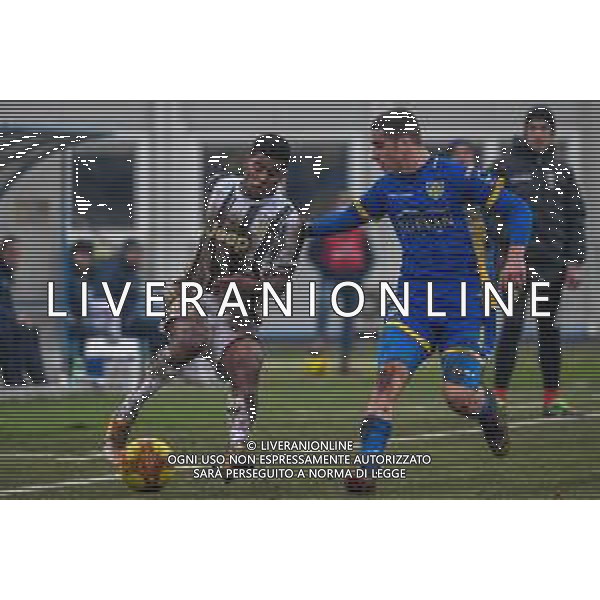 Fabio Fagiolini/LM - Carrarese vs Juventus U23 - Campionato di Calcio Serie C - Lega Pro 2020/2021 09 gennaio 2021 - Carrara, Italia Nella foto: Wesley De Andrade Oliveira (Juventus U23) e Giacomo Manzari (Carrarese) @LM/Fabio Fagiolini AG ALDO LIVERANI SAS