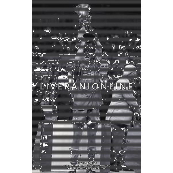 1994-1995 PARMA FINALE DI COPPA ITALIA PARMA JUVENTUS NELLA FOTO ALESSIO TACCHINARDI CON LA COPPA ITALIA AG ALDO LIVERANI SAS