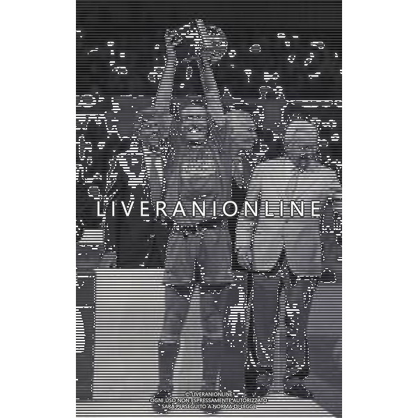 1994-1995 PARMA FINALE DI COPPA ITALIA PARMA JUVENTUS NELLA FOTO DIDIER DESCHAMPS CON LA COPPA ITALIA AG ALDO LIVERANI SAS