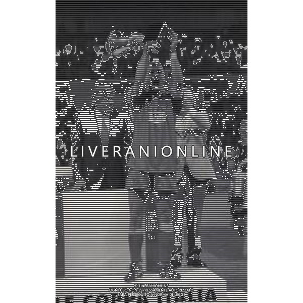 1994-1995 PARMA FINALE DI COPPA ITALIA PARMA JUVENTUS NELLA FOTO FABRIZIO RAVANELLI CON LA COPPA ITALIA AG ALDO LIVERANI SAS