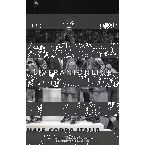 1994-1995 PARMA FINALE DI COPPA ITALIA PARMA JUVENTUS NELLA FOTO CIRO FERRARA CON LA COPPA ITALIA AG ALDO LIVERANI SAS