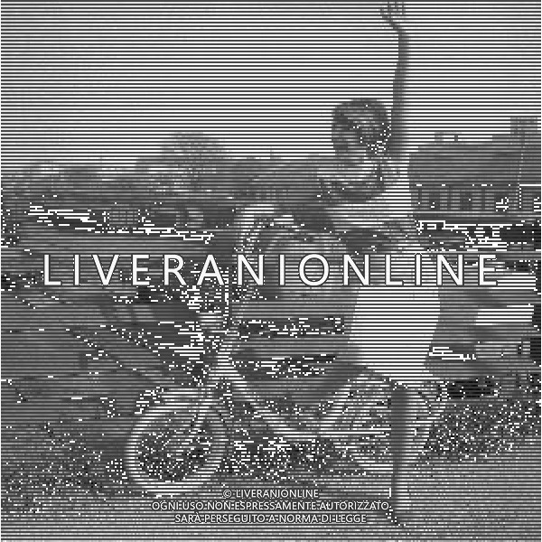 RETROSPETTIVA WILMA GOICH CANTANTE NELLA FOTO WILMA GOICH A MILANO IN BICICLETTA IL 10-10 1965 AG ALDO LIVERANI SAS