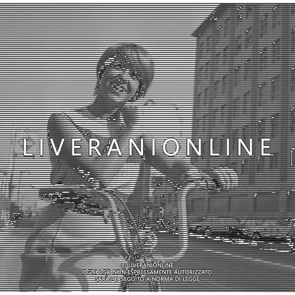 RETROSPETTIVA WILMA GOICH CANTANTE NELLA FOTO WILMA GOICH A MILANO IN BICICLETTA IL 10-10 1965 AG ALDO LIVERANI SAS