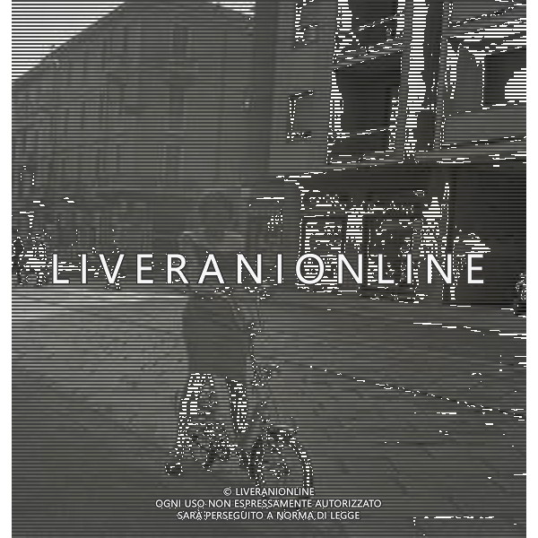 RETROSPETTIVA WILMA GOICH CANTANTE NELLA FOTO WILMA GOICH A MILANO IN BICICLETTA IL 10-10 1965 AG ALDO LIVERANI SAS