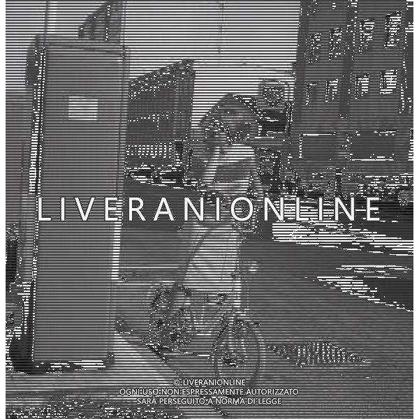 RETROSPETTIVA WILMA GOICH CANTANTE NELLA FOTO WILMA GOICH A MILANO IN BICICLETTA IL 10-10 1965 AG ALDO LIVERANI SAS