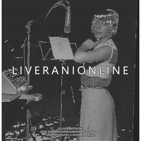 RETROSPETTIVA WILMA GOICH CANTANTE NELLA FOTO WILMA GOICH A MILANO IN IN SALA DI INCISIONE IL 10-10 1965 AG ALDO LIVERANI SAS