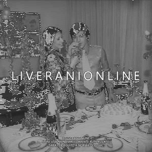 ROSANNA FRATELLO CANTANTE E ATTRICE ITALIANA CON IL MARITO PINO CAPPELLANO E LA SUA FAMIGLIA NEL 1971 - RETROSPETTIVA ©Archivio Giovanni Liverani / AG. ALDO LIVERANI SAS