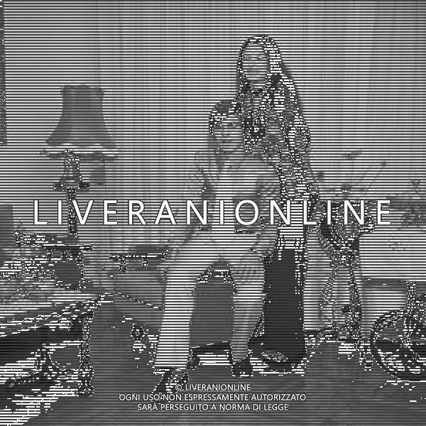 ROSANNA FRATELLO CANTANTE E ATTRICE ITALIANA CON IL MARITO PINO CAPPELLANO E LA SUA FAMIGLIA NEL 1971 - RETROSPETTIVA ©Archivio Giovanni Liverani / AG. ALDO LIVERANI SAS