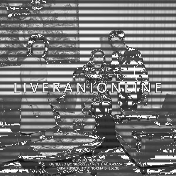 ROSANNA FRATELLO CANTANTE E ATTRICE ITALIANA CON IL MARITO PINO CAPPELLANO E LA SUA FAMIGLIA NEL 1971 - RETROSPETTIVA ©Archivio Giovanni Liverani / AG. ALDO LIVERANI SAS