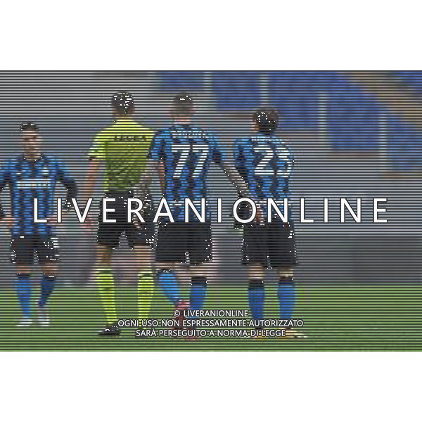 Roma vs Inter Campionato Serie A TIM - 17 giornata Stadio Olimpico - Roma 10-01-2021 nella foto Proteste Inter con arbitro Di Bello per un presunto fallo - marcelo brozovbic e nicolo\' barella ©Federico Gaetano / AG. ALDO LIVERANI SAS