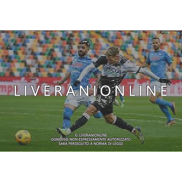 Ettore Griffoni/LM - Udinese Calcio vs SSC Napoli - Italian football Serie A match 2020/2021 10 January 2021 - Friuli Dacia Arena stadium, udine, Italy Photo showing: Jens Stryger Larsen (Udinese) kicks the ball hindered by Elseid Hysaj (Napoli) @LM/Ettore Griffoni AG ALDO LIVERANI SAS