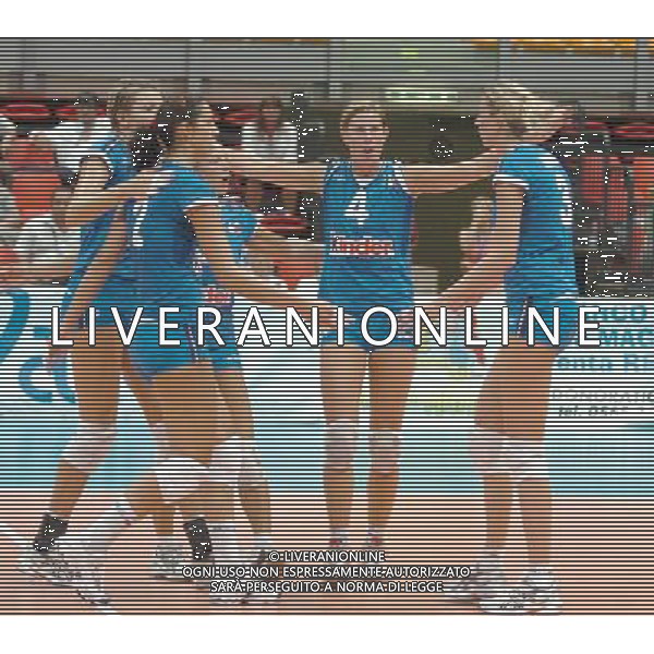LIVORNO,25 AGOSTO 2005 VOLLEY FEMMINILE QUADRANGOLARE INTERNAZIONALE \'CITTA\' DI LIVORNO\' PARTITA ITALIA-TURCHIA NELLA FOTO:ESULTANZA PUNTO FOTO BIZZI-A.LIVERANI
