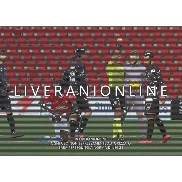 TRIESTINA - FANO CAMPIONATO CALCIO SERIE C LEGA PRO 10.01.2021 NELLA FOTO ARBITRO MATTIA PASCARELLA ESTRAE IL CARTELLINO ROSSO PER L\'ESPULSIONE DI VALERIO ZIGROSSI CON LE PROTESTE DI ANIELLO VISCOSO E MATTEO BRERO ©/AGENZIA ALDO LIVERANI SAS