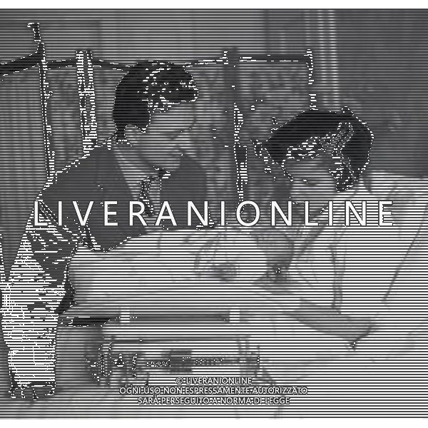 RETROSPETTIVA ANTONELLA LUALDI ATTRICE NELLA FOTO ANTONELLA LUALDI CON FRANCO INTERLENGHI IN CLINICA PER LA NASCITA DELLA FIGLIA STELLA AG ALDO LIVERANI SAS 