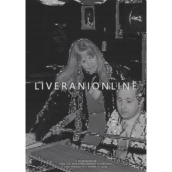 RETROSPETTIVA ANTONELLA LUALDI ATTRICE NELLA FOTO ANTONELLA LUALDI E STELIO CIPRIANI A CAMPIONE D\'ITALIA NELL\'ANNO 1973 AG ALDO LIVERANI SAS 