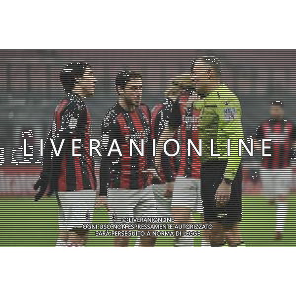 i giocatori del Milan protestano con l\'arbitro Paolo Valeri di Roma Milan vs Torino Coppa Italia - ottavi di finale Milano 12-01-2021 Stadio Giuseppe Meazza - San Siro foto Roberto Garavaglia/ag. Aldo Liverani sas /AGENZIA ALDO LIVERANI SAS