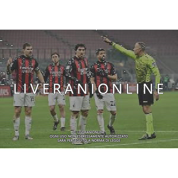 i giocatori del Milan protestano con l\'arbitro Paolo Valeri di Roma Milan vs Torino Coppa Italia - ottavi di finale Milano 12-01-2021 Stadio Giuseppe Meazza - San Siro foto Roberto Garavaglia/ag. Aldo Liverani sas /AGENZIA ALDO LIVERANI SAS