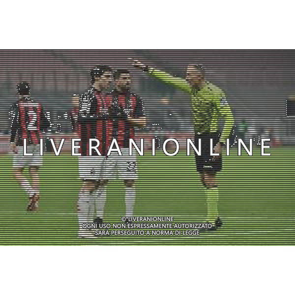 i giocatori del Milan protestano con l\'arbitro Paolo Valeri di Roma Milan vs Torino Coppa Italia - ottavi di finale Milano 12-01-2021 Stadio Giuseppe Meazza - San Siro foto Roberto Garavaglia/ag. Aldo Liverani sas /AGENZIA ALDO LIVERANI SAS