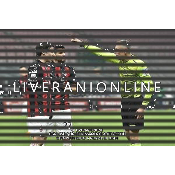 i giocatori del Milan protestano con l\'arbitro Paolo Valeri di Roma Milan vs Torino Coppa Italia - ottavi di finale Milano 12-01-2021 Stadio Giuseppe Meazza - San Siro foto Roberto Garavaglia/ag. Aldo Liverani sas /AGENZIA ALDO LIVERANI SAS
