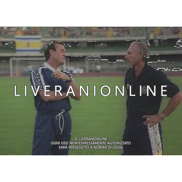 1997-1998 VERONA AMICHEVOLE PRE CAMPIONATO VERONA PIACENZA NELLA FOTO VINCENZO GUERINI ALLENATORE PIACENZA CALCIO CON LUIGI CAGNI ALLENATORE VERONA CALCIO AG ALDO LIVERANI SAS