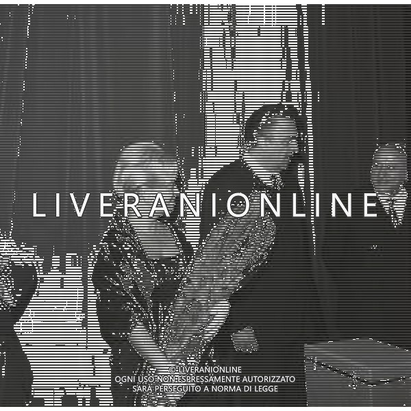 RETROSPETTAIVA FEDERICO FELLINI REGISTA NELLA FOTO FEDERICO FELLINI CON GIULIETTA MASINA NELL\'ANNO 1975 AL PREMIO GENESIO A MILANO AG ALDO LIVERANI SAS 