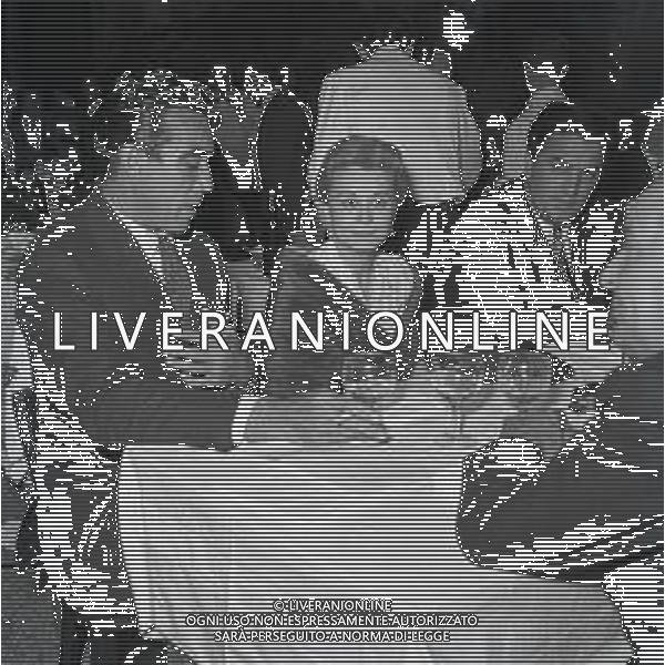 RETROSPETTAIVA FEDERICO FELLINI REGISTA NELLA FOTO FEDERICO FELLINI CON GIULIETTA MASINA E GREGORY PECK A ROMA ALLE MASCHERE D\'ARGENTO AG ALDO LIVERANI SAS 