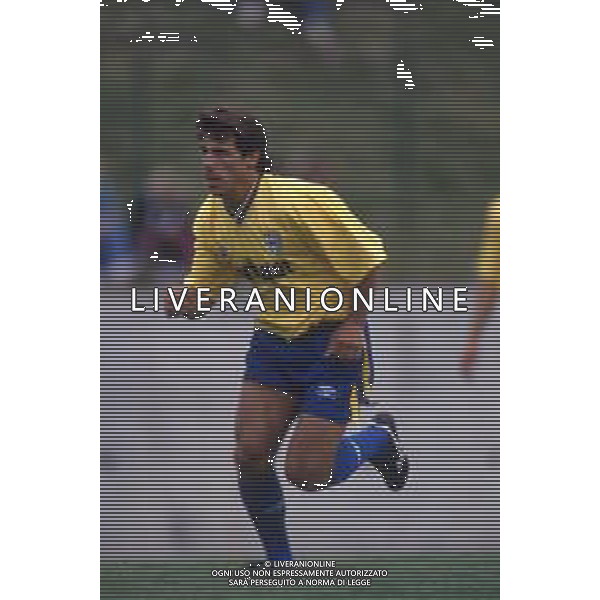 GIANFRANCO ZOLA CALCIATORE CON LA MAGLIA DEL PARMA - RETROSPETTIVA ANNI \'90 ©Archivio DFP/AGENZIA ALDO LIVERANI SAS
