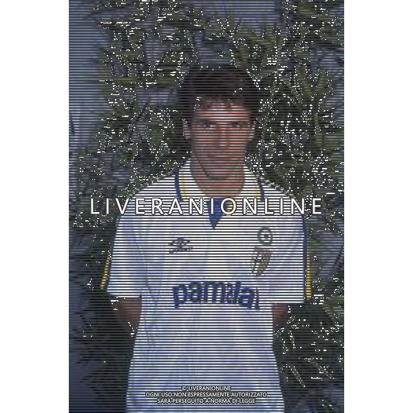 GIANFRANCO ZOLA CALCIATORE CON LA MAGLIA DEL PARMA - RETROSPETTIVA ANNI \'90 NELLA FOTO NEL 1993 DURANTE LA PRESENTAZIONE ©Archivio DFP/AGENZIA ALDO LIVERANI SAS