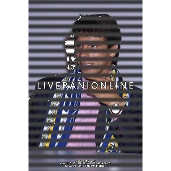 GIANFRANCO ZOLA CALCIATORE CON LA MAGLIA DEL PARMA - RETROSPETTIVA ANNI \'90 NELLA FOTO NEL 1993 DURANTE LA PRESENTAZIONE ©Archivio DFP/AGENZIA ALDO LIVERANI SAS