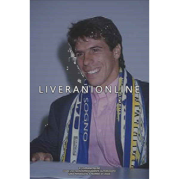 GIANFRANCO ZOLA CALCIATORE CON LA MAGLIA DEL PARMA - RETROSPETTIVA ANNI \'90 NELLA FOTO NEL 1993 DURANTE LA PRESENTAZIONE ©Archivio DFP/AGENZIA ALDO LIVERANI SAS