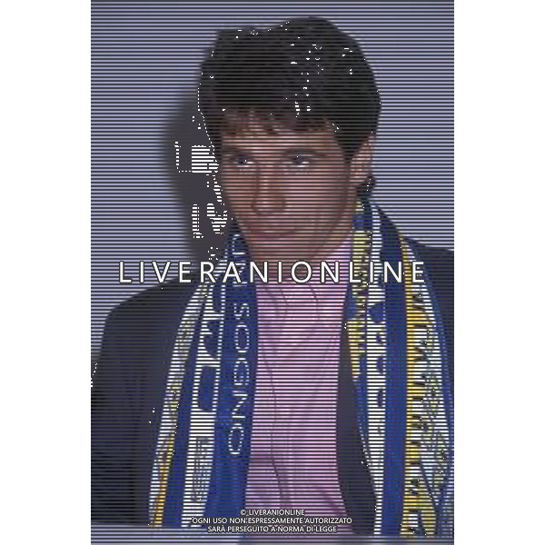 GIANFRANCO ZOLA CALCIATORE CON LA MAGLIA DEL PARMA - RETROSPETTIVA ANNI \'90 NELLA FOTO NEL 1993 DURANTE LA PRESENTAZIONE ©Archivio DFP/AGENZIA ALDO LIVERANI SAS