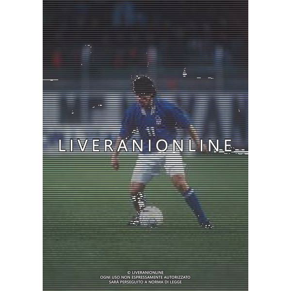 GIANFRANCO ZOLA CALCIATORE CON LA MAGLIA DELLA NAZIONALE ITALIANA - RETROSPETTIVA ANNI \'90 ©Archivio DFP/AGENZIA ALDO LIVERANI SAS