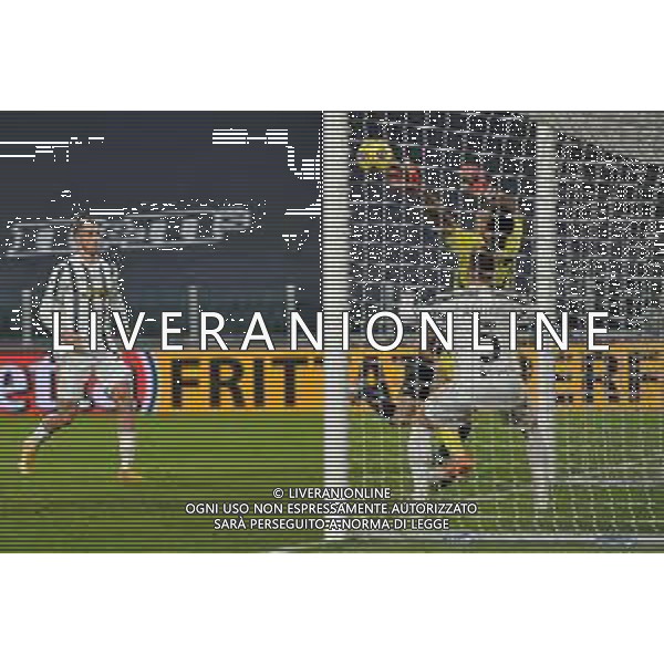 ©Falzone/Agenzia Aldo Liverani Torino 13.01.2021 Stadio Allianz Stadium Juventus vs Genoa Ottavi di Coppa Italia 2020-2021 Nella foto : Gianluigi Buffon e Arthur che salva sulla linea di porta il colpo di testa di Ivan Radovanovic