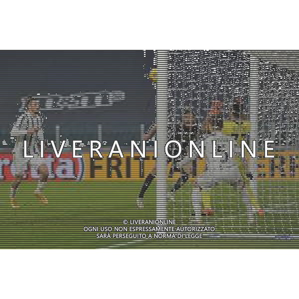 ©Falzone/Agenzia Aldo Liverani Torino 13.01.2021 Stadio Allianz Stadium Juventus vs Genoa Ottavi di Coppa Italia 2020-2021 Nella foto : Gianluigi Buffon e Arthur che salva sulla linea di porta il colpo di testa di Ivan Radovanovic