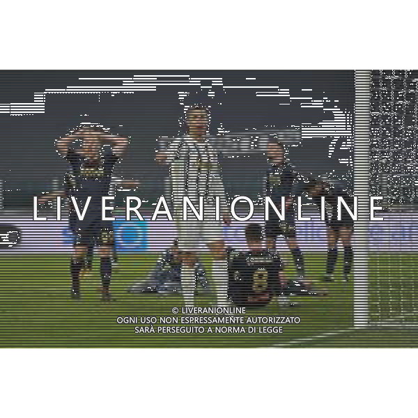 ©Falzone/Agenzia Aldo Liverani Torino 13.01.2021 Stadio Allianz Stadium Juventus vs Genoa Ottavi di Coppa Italia 2020-2021 Nella foto : Cristiano Ronaldo con lo sfondo della delusione dei calvciatori del Genoa