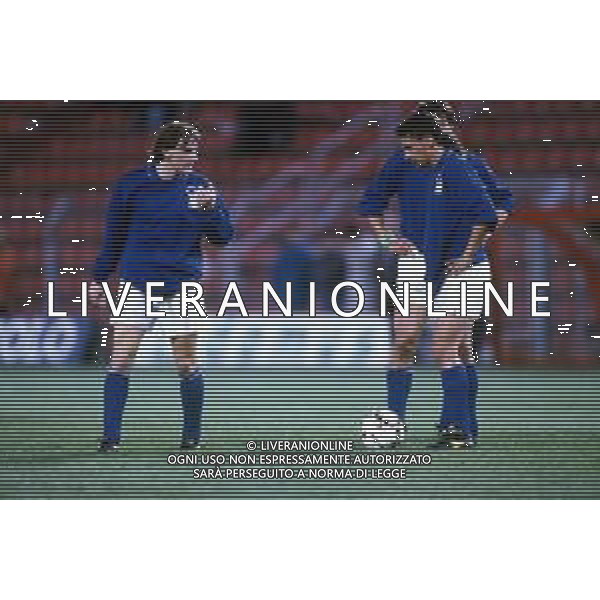 RETROSPETTIVA GIUSEPPE SIGNORI CALCIATORE CON LA MAGLIA DELLA NAZIONALE ITALIANA NEL 1992-1993 NELLA FOTO CON ROBERTO BAGGIO ©Archivio DFP/AG ALDO LIVERANI SAS
