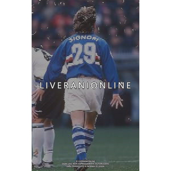 GIUSEPPE SIGNORI CALCIATORE CON LA MAGLIA DELLA SAMPDORIA NEL 1997-1998 - RETROSPETTIVA ©Archivio DFP/AG ALDO LIVERANI SAS