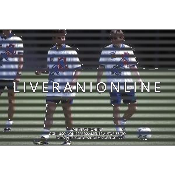 GIUSEPPE SIGNORI CALCIATORE CON LA MAGLIA DELLA NAZIONALE ITALIANA MONDIALI USA 1994 - RETROSPETTIVA NELLA FOTO CON ROBERTO BAGGIO ©Archivio DFP/AG ALDO LIVERANI SAS