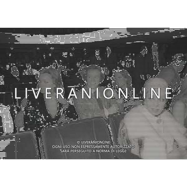 RETROSPETTIVA JOHNNY DORELLI ATTORE E CANTANTE, CONDUTTORE TELEVISIVO, PIANISTA NELLA FOTO JOHNNY DORELLI A MILANO CON CATHERINE SPAAK A UNA SERATA DI PADRE ELIGIO NELL\'ANNO 1974 AG ALDO LIVERANI SAS  