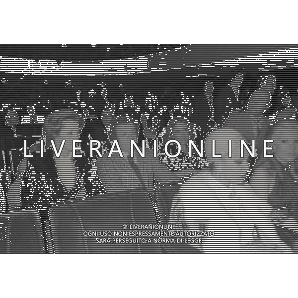 RETROSPETTIVA JOHNNY DORELLI ATTORE E CANTANTE, CONDUTTORE TELEVISIVO, PIANISTA NELLA FOTO JOHNNY DORELLI A MILANO CON CATHERINE SPAAK A UNA SERATA DI PADRE ELIGIO NELL\'ANNO 1974 AG ALDO LIVERANI SAS  