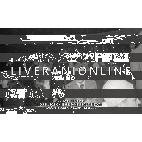 RETROSPETTIVA JOHNNY DORELLI ATTORE E CANTANTE, CONDUTTORE TELEVISIVO, PIANISTA NELLA FOTO JOHNNY DORELLI A MILANO CON CATHERINE SPAAK A UNA SERATA DI PADRE ELIGIO NELL\'ANNO 1974 AG ALDO LIVERANI SAS  