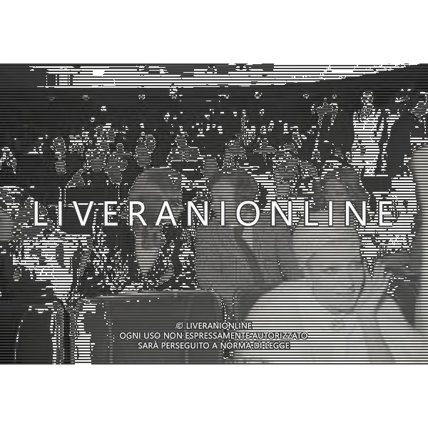 RETROSPETTIVA JOHNNY DORELLI ATTORE E CANTANTE, CONDUTTORE TELEVISIVO, PIANISTA NELLA FOTO JOHNNY DORELLI A MILANO CON CATHERINE SPAAK A UNA SERATA DI PADRE ELIGIO NELL\'ANNO 1974 AG ALDO LIVERANI SAS  