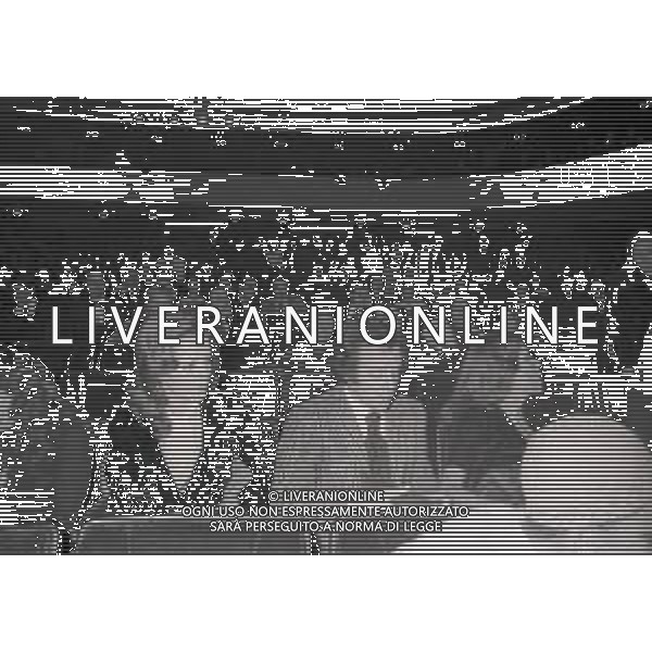 RETROSPETTIVA JOHNNY DORELLI ATTORE E CANTANTE, CONDUTTORE TELEVISIVO, PIANISTA NELLA FOTO JOHNNY DORELLI A MILANO CON CATHERINE SPAAK A UNA SERATA DI PADRE ELIGIO NELL\'ANNO 1974 AG ALDO LIVERANI SAS  