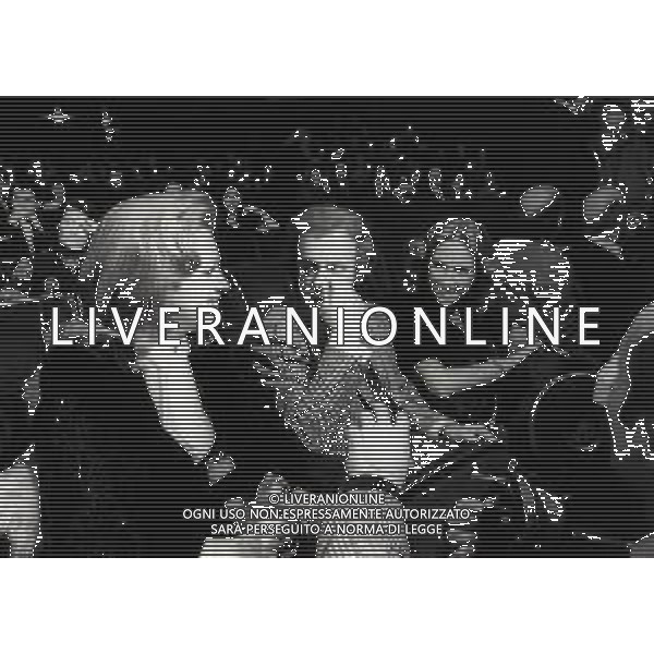 RETROSPETTIVA JOHNNY DORELLI ATTORE E CANTANTE, CONDUTTORE TELEVISIVO, PIANISTA NELLA FOTO JOHNNY DORELLI A MILANO CON CATHERINE SPAAK A UNA SERATA DI PADRE ELIGIO NELL\'ANNO 1974 AG ALDO LIVERANI SAS  