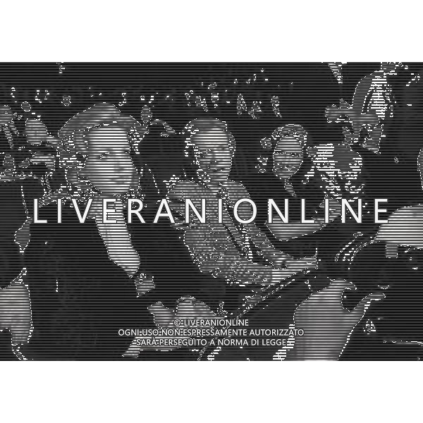 RETROSPETTIVA JOHNNY DORELLI ATTORE E CANTANTE, CONDUTTORE TELEVISIVO, PIANISTA NELLA FOTO JOHNNY DORELLI A MILANO CON CATHERINE SPAAK A UNA SERATA DI PADRE ELIGIO NELL\'ANNO 1974 AG ALDO LIVERANI SAS  