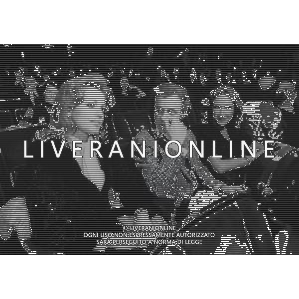 RETROSPETTIVA JOHNNY DORELLI ATTORE E CANTANTE, CONDUTTORE TELEVISIVO, PIANISTA NELLA FOTO JOHNNY DORELLI A MILANO CON CATHERINE SPAAK A UNA SERATA DI PADRE ELIGIO NELL\'ANNO 1974 AG ALDO LIVERANI SAS  