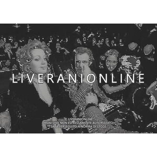 RETROSPETTIVA JOHNNY DORELLI ATTORE E CANTANTE, CONDUTTORE TELEVISIVO, PIANISTA NELLA FOTO JOHNNY DORELLI A MILANO CON CATHERINE SPAAK A UNA SERATA DI PADRE ELIGIO NELL\'ANNO 1974 AG ALDO LIVERANI SAS  