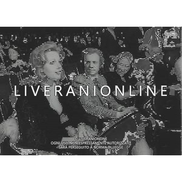 RETROSPETTIVA JOHNNY DORELLI ATTORE E CANTANTE, CONDUTTORE TELEVISIVO, PIANISTA NELLA FOTO JOHNNY DORELLI A MILANO CON CATHERINE SPAAK A UNA SERATA DI PADRE ELIGIO NELL\'ANNO 1974 AG ALDO LIVERANI SAS  